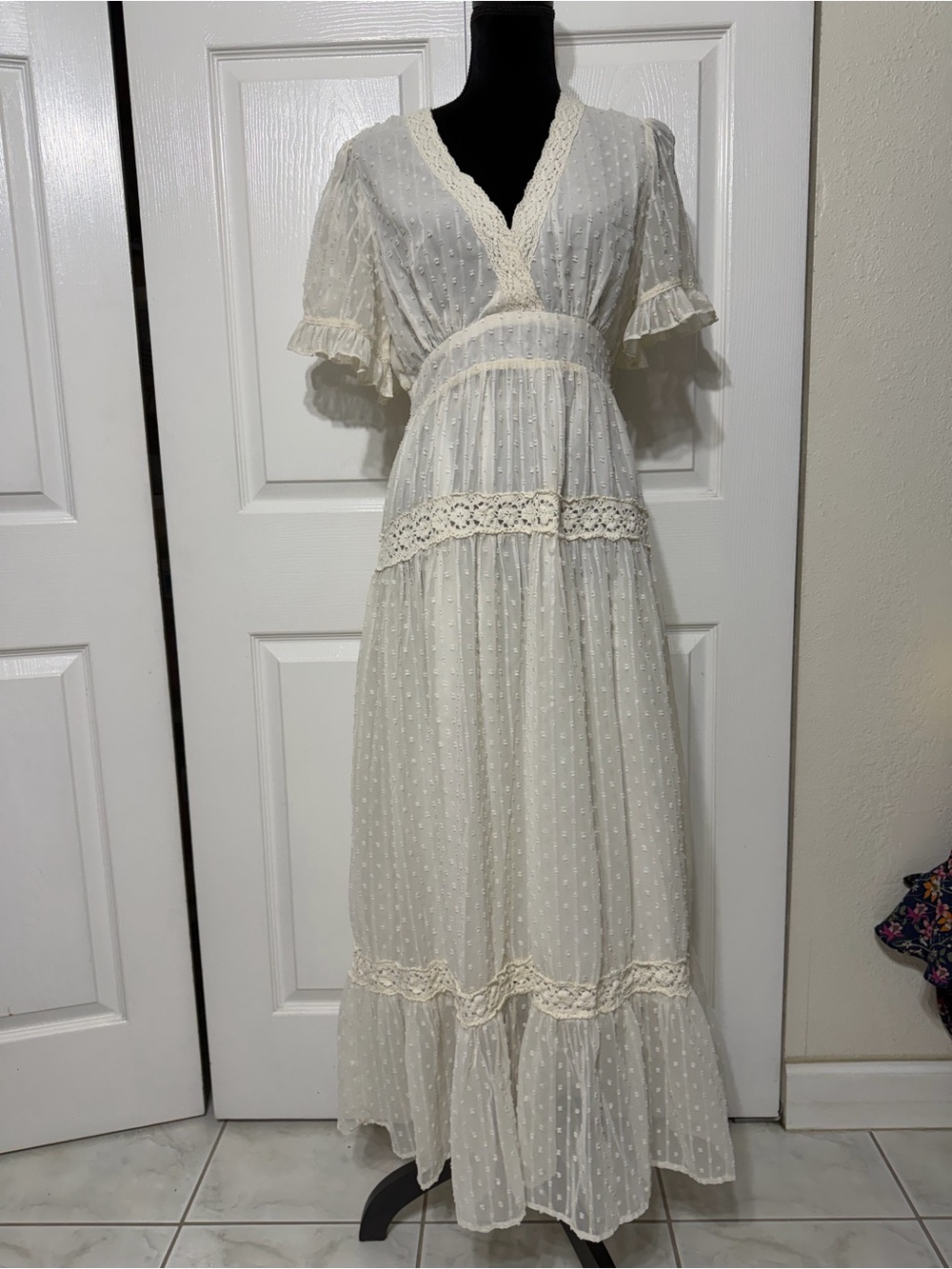 Anany lace cream maxi dress size medium